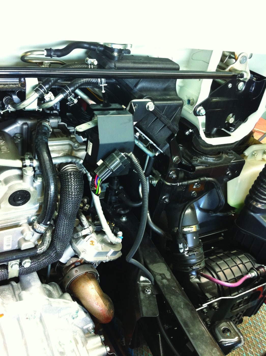 Το σύστημα ελέγχου κινητήρα της FUSO που είναι τοποθετημένο πίσω από την καμπίνα της επιτρέπει τον έλεγχο του αριθμού στροφών κινητήρα και του αριθμού στροφών του δυναμολήπτη.
