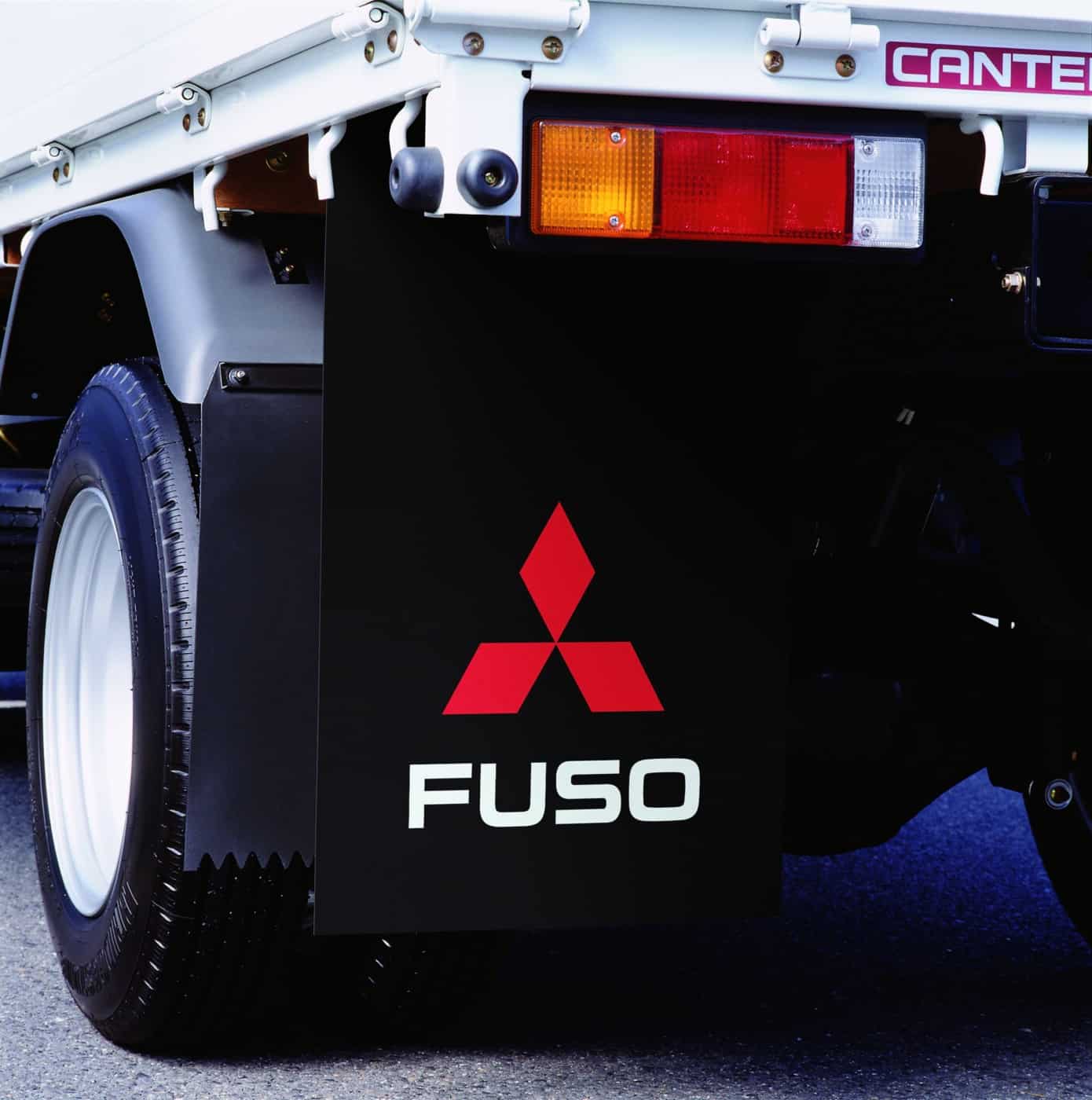Οι λασπωτήρες FUSO προστατεύουν το όχημα, τους συνοδηγούς, τα άλλα οχήματα και τους πεζούς από τη λάσπη και τις ακαθαρσίες που εκτινάσσονται από τα ελαστικά.