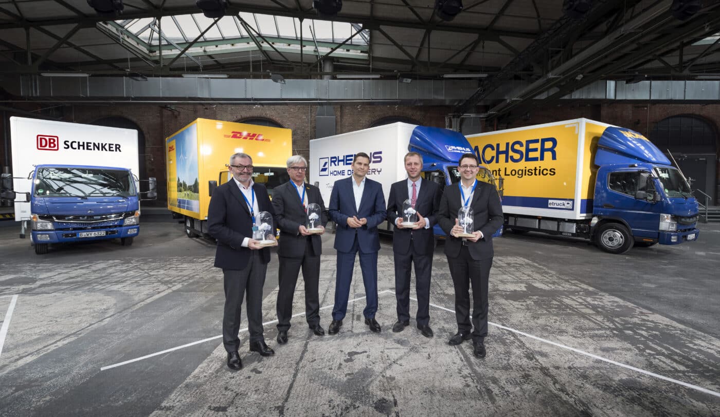 Τα πρώτα αμιγώς ηλεκτροκίνητα FUSO eCANTER μαζικής παραγωγής που κυκλοφορούν στους δρόμους της Ευρώπης, χρησιμοποιούνται πλέον από τους κολοσσούς της εφοδιαστικής DHL, DB Schenker, Rhenus και Dachser
