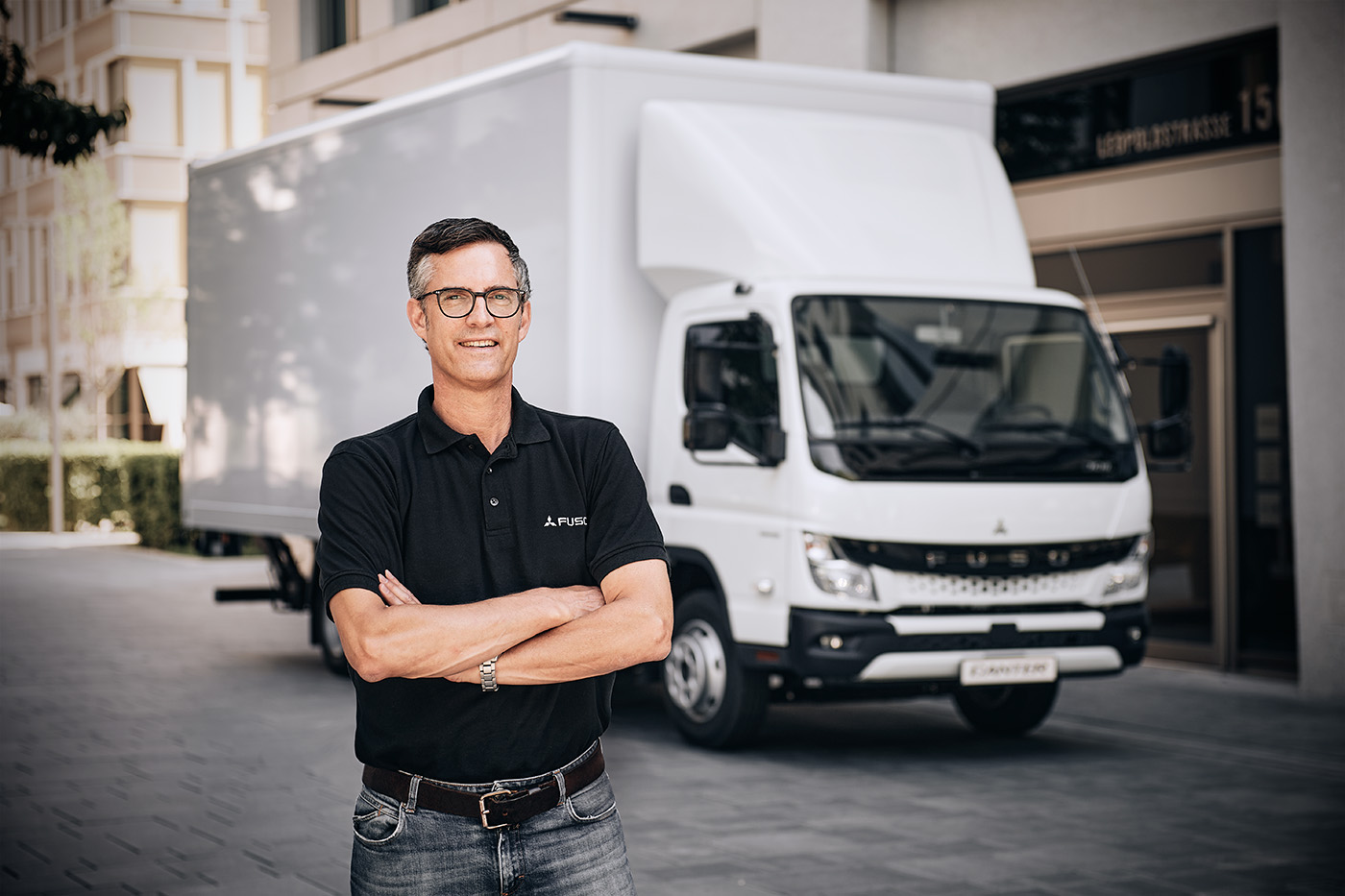 Χάρη στη FUSO Europe, η ίδια η μάρκα και το Canter απέκτησαν ένα νέο δίκτυο διανομής στη Γερμανία πριν από 20 χρόνια ως μέρος της Daimler Trucks. Ο Erk Roennefarth, ο σημερινός Διευθυντής του Ευρωπαϊκού Τμήματος Μάρκετινγκ & Διαχείρισης Προϊόντος εργάζεται στην εταιρεία από τότε και όλο και κάτι γνωρίζει για τα «εξωτικά» προϊόντα, την καινοτομία και τη λατρεία για το Canter.